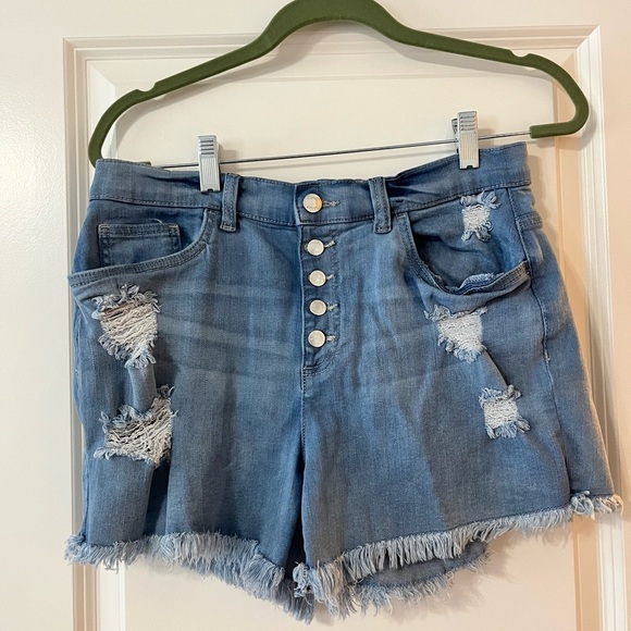 VENUS Pants - Venus distressed 90’s denim shorts. 8